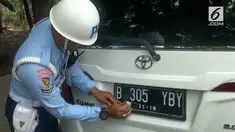Petugas juga menyita jaket mirip TNI yang dipakai masyarakat sipil.