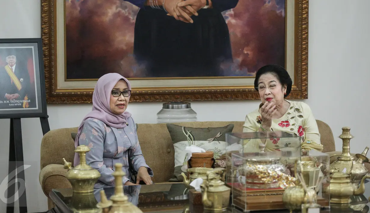 Presiden kelima RI Megawati Soekarnoputri bersama istri Wapres Jusuf Kalla, Mufidah Kalla di kediaman Megawati, Jalan Teuku Umar, Jakarta, Selasa (7/3). Megawati menunggu kedatangan istri PM Malaysia Najib Razak, Rosmah Mansor (Liputan6.com/Faizal Fanani)