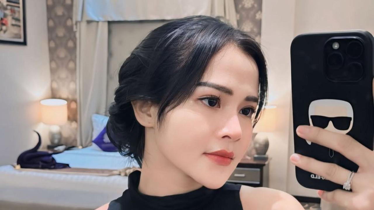 7 Potret Memikat Bella Bonita dalam Balutan Outfit Hitam Jadi Sorotan Netizen