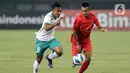 Pemain depan Timnas Indonesia U-19, Arkhan Fikri (kiri) berebut bola pemain Myanmar U-19 pada laga terakhir grup A Piala AFF U-19 2022 di Stadion Patriot Candrabhaga, Bekasi, Jawa Barat, Minggu (10/7/2022). Timnas Indonesia U-19 tampil menguasai lapangan dan berhasil menundukkan Myanmar U-19 dengan skor 5-1. (Liputan6.com/Helmi Fithriansyah)