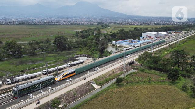 Rangkaian Kereta Cepat Jakarta-Bandung Terparkir di Stasiun Tegalluar
