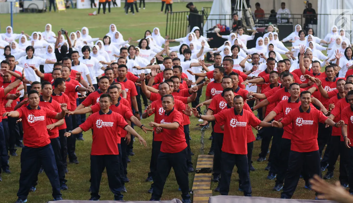 Ratusan prajurit Korps Marinir melakukan senam pagi bersama di Stadion Bola Mini Pasmar 2, Cilandak, Jakarta, Minggu (20/8). Acara ini merupakan rangkaian HUT Bersama O Channel dengan Jalasenastri TNI AL. (Liputan6.com/Helmi Fithriansyah)