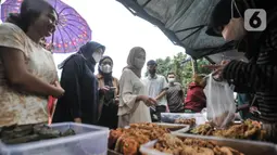 Warga saat berburu hidangan berbuka puasa atau takjil di kawasan Karet Tengsin, Tanah Abang, Jakarta Pusat, Minggu (3/4/2022). Berburu takjil merupakan tradisi umat muslim untuk disantap saat berbuka puasa. (merdeka.com/Iqbal S. Nugroho)