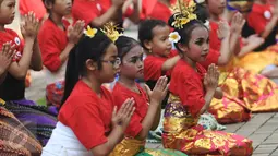 Sejumlah anak berpartisipasi mengikuti flash mob tari tradisional pendet asal Bali di Museum Nasional Indonesia, Jakarta, Sabtu (23/4). Kegiatan ini menyambut peringatan ulang tahun Museum Nasional Indonesia pada 24 April 2016 (Liputan6.com/Angga Yuniar)