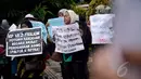 Aksi para aktivis dari Koalisi Masyarakat Menolak Swastanisasi Air Jakarta di depan Pengadilan Negeri, Jakarta Pusat, Selasa (13/1/2015). (Liputan6.com/Faizal Fanani)