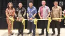 Marketing Dir. Cartensz Residence, Poppy Sayogo, Founder JHL Group, Jerry Hermawan Lo, Presdir PT JBC, Cen Cen Kurniawan, Dir. JBC, Mulia Saleh dan Wakil Komisaris, Indrawan Hardiman saat luncurkan show unit di Tangsel, Rabu (25/10). (Liputan6.com/Pool)