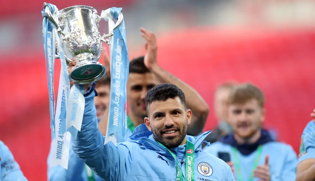Ia juga tercatat sebagai pemain dengan koleksi gelar piala Liga Inggris terbanyak (Carling Cup, EFL Cup), yaitu sebanyak  6 kali, (2013/2014, 2015/2016, dan 4 kali beurutan 2017/2018 hingga 2020/2021) ditambah 1 gelar Piala FA pada musim 2018/2019 dan 3 trofi Community Shield. (AFP/Carl Recine)