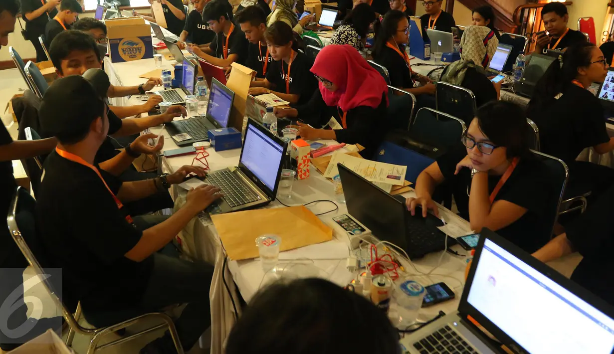 Karyawan Uber saat melakukan pendataan pendaftar  Uber di Jakarta, Selasa (24/5). Uber Indonesia membuka lowongan menjadi driver Uber Motor dengan target 10.000. (Liputan6.com/Angga Yuniar)