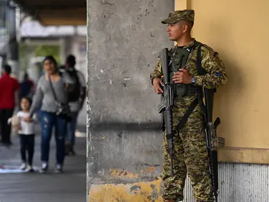 Personil militer berjaga di jalan di San Salvador, El Savador pada 1 Februari 2024 menjelang pemilihan presiden dan legislatif. (Marvin RECINOS/AFP)