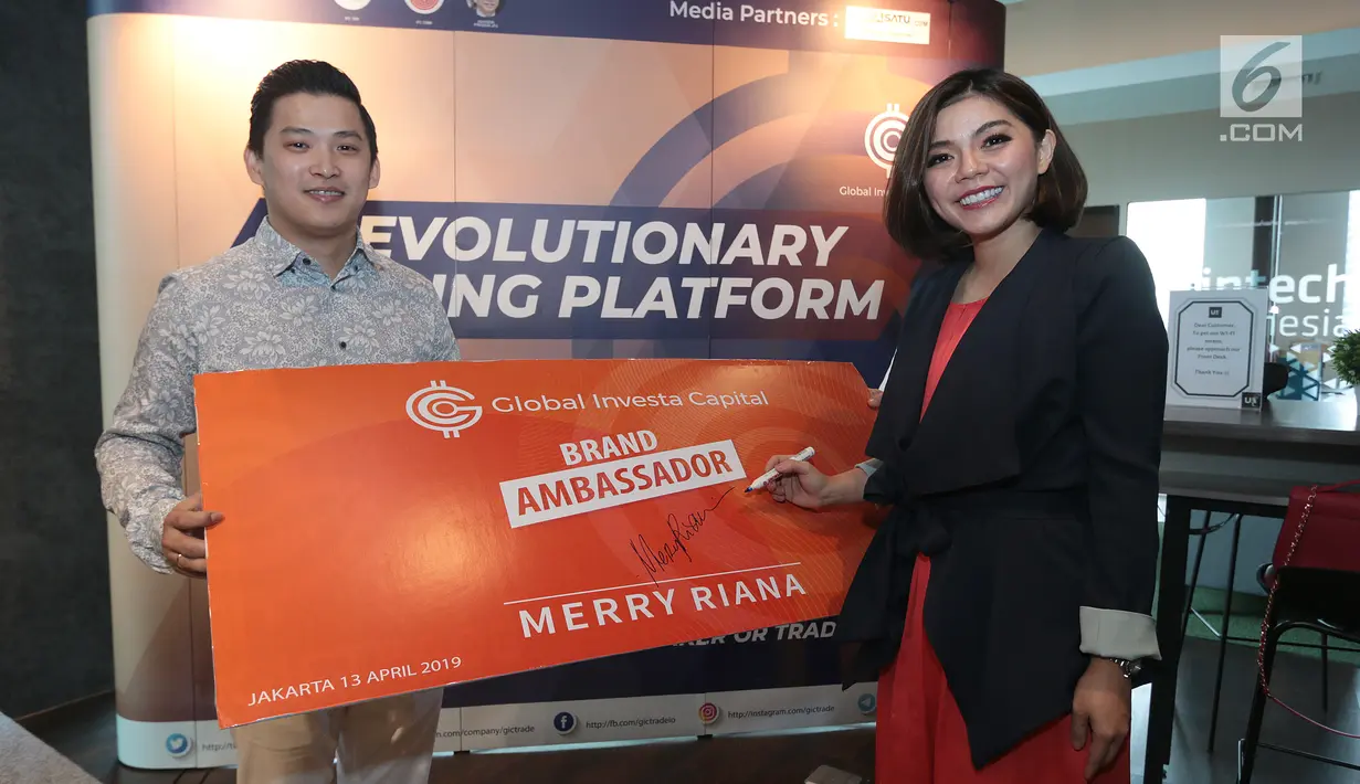 Merry Riana (kanan) dan CEO GIC Trade Peter Tendean (kiri) saat menandatangani sebagai Brand Ambassador Global Investa Capital (GIC) Trade usai peluncuran Platform GIC Trade Futures di Jakarta, Sabtu (13/4). (Liputan6.com/Fery Pradolo)