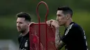 Penyerang Argentina, Lionel Messi dan gelandang Argentina, Angel Di Maria saat mengikuti sesi latihan tim menjelang pertandingan kualifikasi Piala Dunia FIFA Qatar 2022 melawan Uruguay di Buenos Aires, Argentina, Selasa (9/11/2021).  (AP Photo/Natacha Pisarenko)