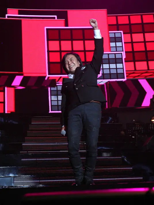 Setiap jeda dalam konser '25 Tahun Ari Lasso Sepenuh Hati' ia menceritakan perjalanan kariernya yang dilalui dengan tidak mudah. Bersyukur masyarakat masih mau mendengar suaranya. (Nurwahyunan/Bintang.com)