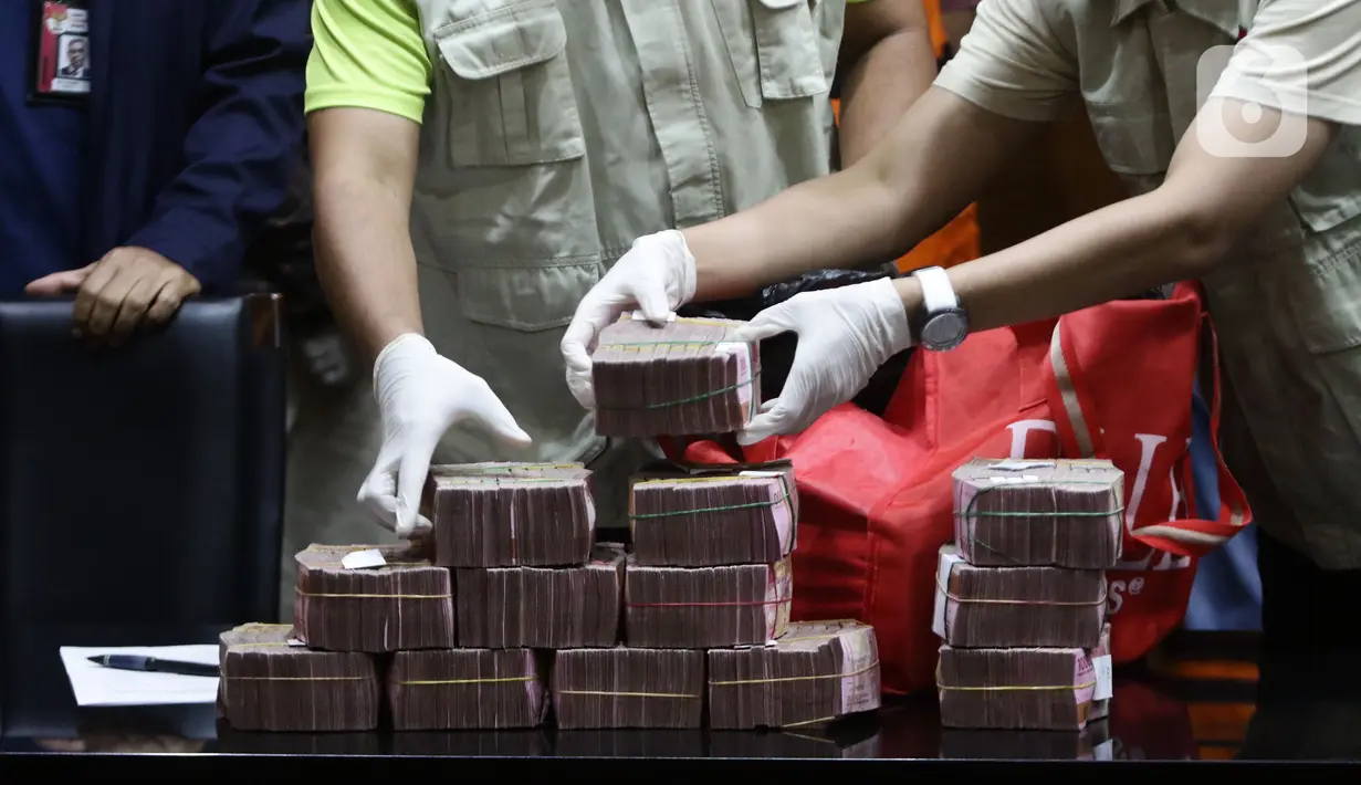 Petugas KPK menunjukkan barang bukti hasil operasi tangkap tangan dengan tersangka Bupati Musi Banyuasin, Dodi Reza Alex Noerdin di Gedung KPK, Jakarta, Sabtu (16/10/2021). KPK menyita uang tunai sejumlah Rp 270 juta dan Rp1,5 Miliar dari MRD (ajudan Bupati). (Liputan6.com/Helmi Fithriansyah)