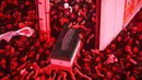 Para pelayat mengikuti prosesi pemakaman mendiang pemimpin tertinggi Iran Ayatollah Ali Khamenei di Makam Imam Hussein di Karbala Iraq, Kamis,  9 Juli 2026. (AFP/ Ahmad Al-Rubaye)