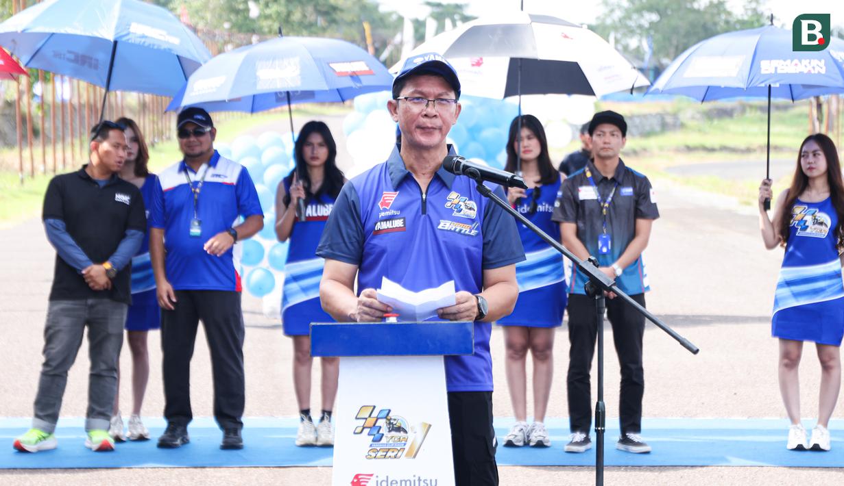 Sambutan dari Division Head CS Service & Motorsport YIMM, Johannes B.M.Siahaan pada acara pembukaan Yamaha Cup Race Seri 1 yang bertempat di Sirkuit Puncak Mario, Kabupaten Sidrap, Sulawesi Selatan. (Bola.com/Abdul Aziz)