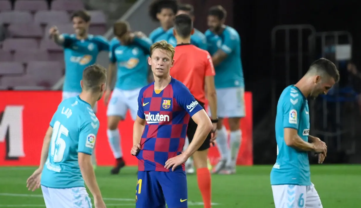 Gelandang Barcelona, Frenkie De Jong, tampak kecewa usai dikalahkan Osasuna pada laga lanjutan La Liga pekan ke-37 di Camp Nou, Jumat (17/7/2020) dini hari WIB. Barcelona kalah 1-2 atas Osasuna. (AFP/Lluis Gene)