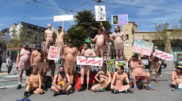 Kaum nudis berpose di jalanan saat mengikuti acara Nude Love Parade di San Francisco, California, AS, Minggu (17/3). Nudis adalah sebutan bagi mereka yang menjalankan tradisi telanjang. (Josh Edelson/AFP)