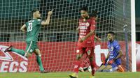 Striker PSS Sleman, Cristian Gonzales, melakukan selebrasi usai membobol gawang Semen Padang pada laga Liga 2 di Stadion Pakansari, Jawa Barat, Selasa (4/12). PSS menang 2-0 atas Semen Padang. (Bola.com/M. Iqbal Ichsan)