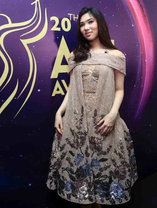 Isyana Sarasvati, datang ke ajang penghargaan untuk insan musik Indonesia itu dengan dress brokatnya. Bagian bawah yang berempel dan motif dedaunan membuat penampilan Isyana lebih anggun. (Deki Prayoga/Bintang.com)