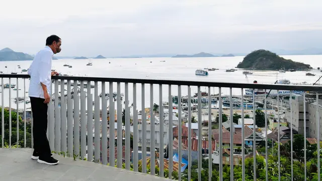 Presiden Joko Widodo (Jokowi) meresmikan Puncak Waringin dan Goa Batu Cermin sebagai dua dari sekian banyak spot pariwisata unggulan di Labuan Bajo. (Dok Kementerian PUPR)