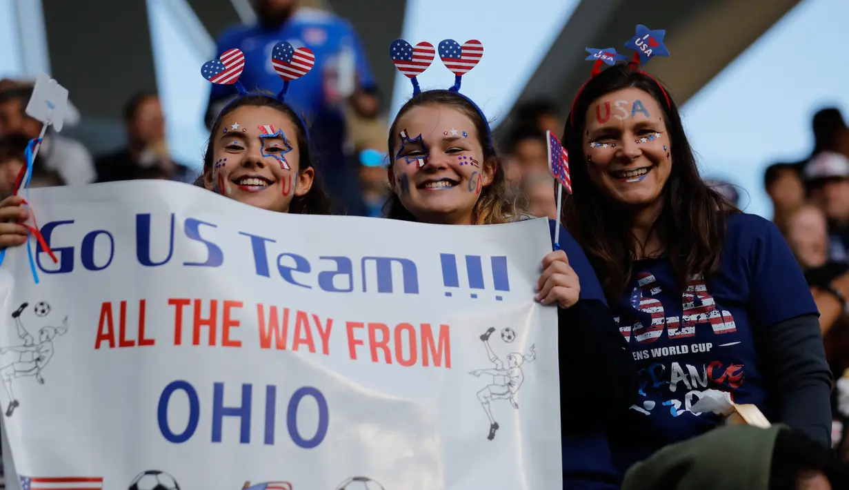 Tiga fans wanita AS membentangkan poster sebelum pertandingan Grup F Piala Dunia Wanita 2019 antara Amerika Serikat melawan Thailand di Stadion Auguste-Delaune di Reims, Prancis (11/6/2019). (AFP Photo/Thomas Samson)