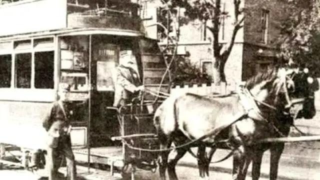 6 Potret Jadul Trem di India Tahun 1900-an, Kereta Kecil di Jalan Raya