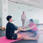 Menyambut kelahiran buah hati, Erina Gudono makin rajin bergaya hidup sehat. Salah satunya dengan olahraga prenatal yoga. Kaesang Pangarep menemani. (Foto: Dok. Instagram @jamilatus.sadiyah)