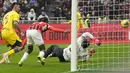 Pemain AC Milan, Samuel Chukwueze (kedua kiri) mencetak gol kemenangan timnya ke gawang Parma dalam laga lanjutan Liga Italia 2024/2025 di San Siro, Milan, Italia, Senin (27/01/2025) dini hari WIB. (AP Photo/Luca Bruno)