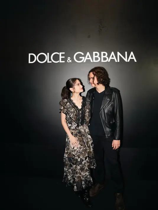 Tissa Biani tampil bergaya vintage dengan dress ruffle full motif print dan aksen lace di bagian dada. Ia lengkapi busananya dengan boots yang edgy [@tissabiani]