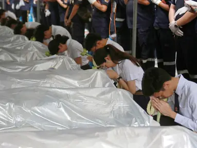 Mahasiswa kedokteran memberi penghormatan pada jenazah yang digunakan untuk studi mereka di RS Chulalongkorn di Bangkok, Thailand, Kamis (3/5). Sebelumnya, sekitar 300 jenazah tersebut digunakan oleh para mahasiswa untuk praktik. (AP Photo/Sakchai Lalit)