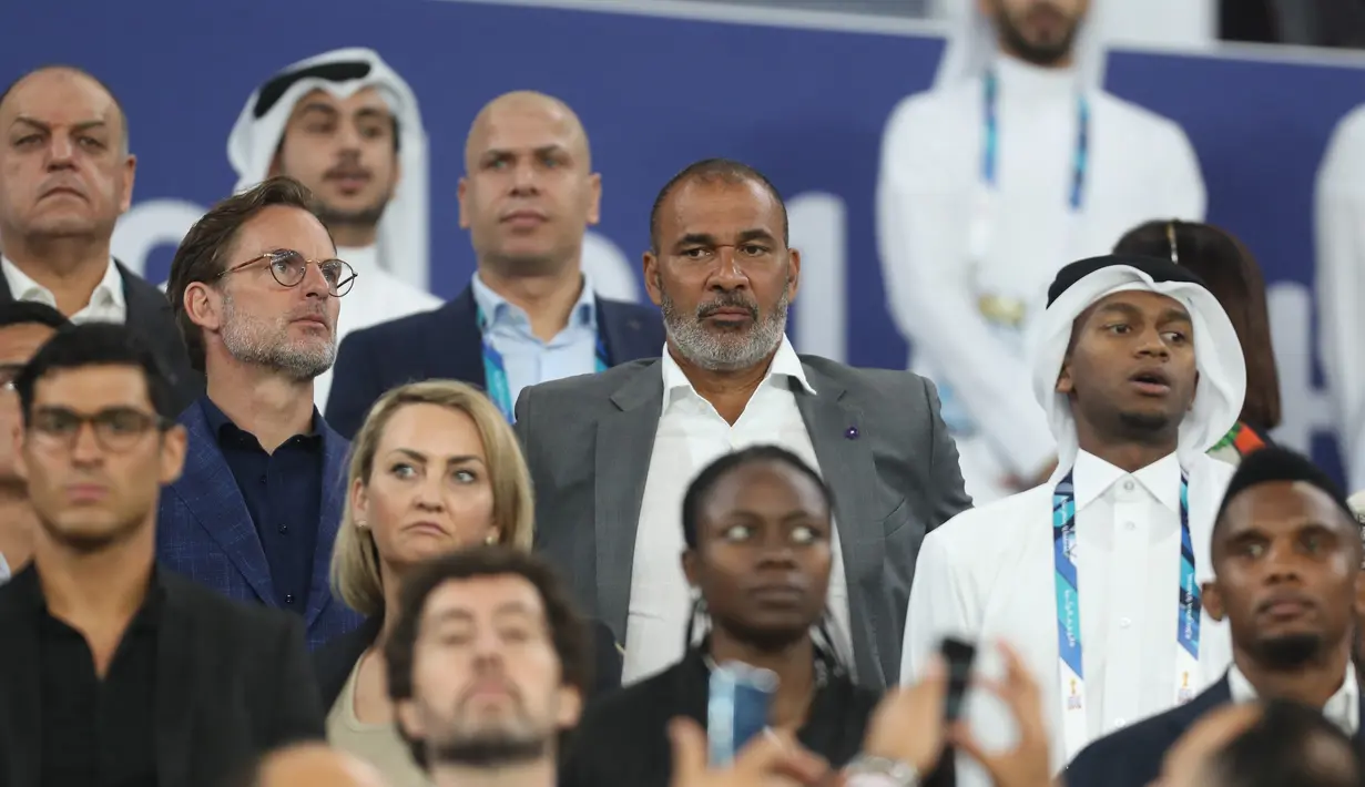 Mantan pemain sepak bola Belanda Ruud Gullit menghadiri pertandingan final Amir Cup antara Al Sadd dan Al Duhail di Stadion Al Wakrah (Stadion Al-Janoub), Al Wakrah, Qatar, 16 Mei 2019. PSSI memberi waktu satu bulan kepada Gullit untuk merespons tawaran melatih Timnas Indonesia. (Karim JAAFAR/AFP)