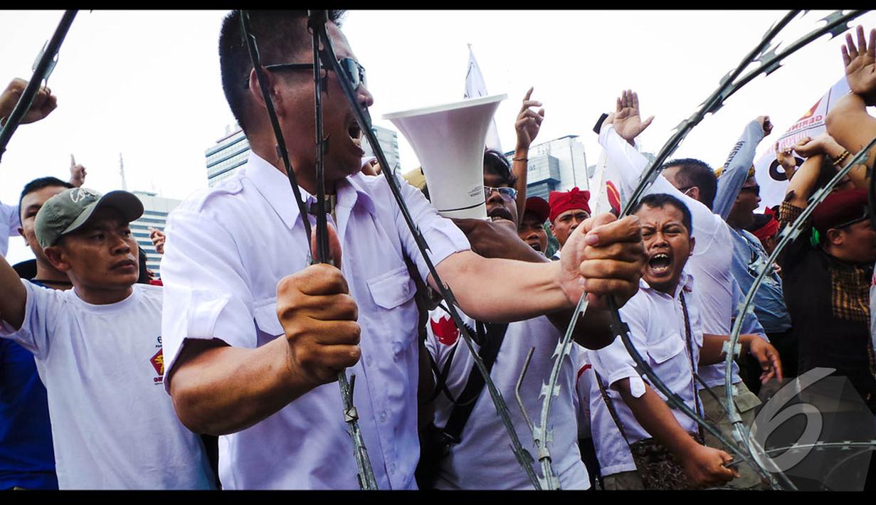 Massa pendukung pasangan Prabowo Subianto dan Hatta Rajasa memaksa melewati pagar kawat, Jakarta, Kamis (21/8/2014) (Liputan6.com/Faizal Fanani)