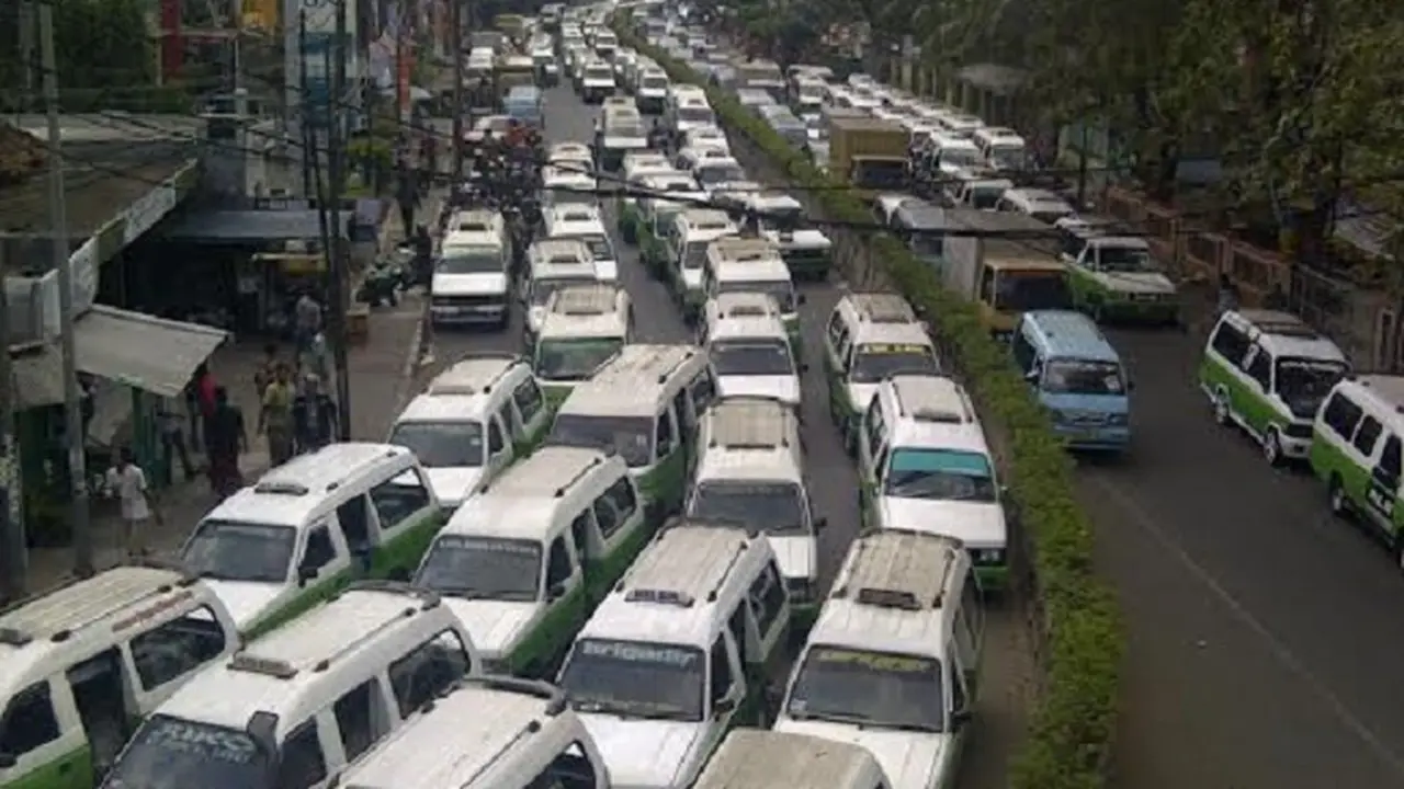 Sering Ditilang, Ratusan Sopir Angkot Blokir Jalan Daan Mogot