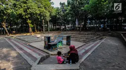 Warga beraktivitas di Taman Puring, Jakarta, Jumat (28/9). Pemprov DKI Jakarta akan melakukan revitalisasi Taman Puring yang mulai tak terawat pada tahun ini. (Liputan6.com/Faizal Fanani)