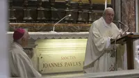 Paus Fransiskus menyampaikan khotbah saat misa peringatan 100 tahun kelahiran Paus Yohanes Paulus II di Basilika Santo Petrus, Vatikan, Senin (18/5/2020). Peziarah dan turis diizinkan mengunjungi Basilika Santo Petrus dengan menerapkan protokol kesehatan COVID-19. (Vatican Media via AP)