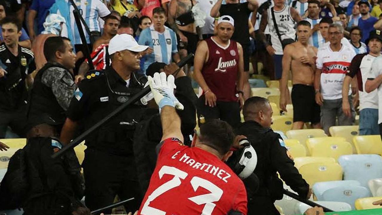 FOTO: Jadi Sorotan, Ini Momen Kiper Argentina Ngamuk Ajak Duel Polisi yang Pukuli Suporter di Brasil
