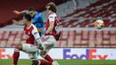 Striker Olympiakos, Youssef El-Arabi (tengah) melepaskan tendangan yang berbuah gol ke gawang Arsenal dalam laga leg kedua babak 16 besar Liga Europa 2020/2021 di Emirates Stadium, London, Kamis (18/3/2021). Olympiakos menang 1-0 atas Arsenal. (AP/Matt Dunham)