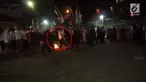Saat para santri di Pondok Pesantren Salafiyah Az Zuhri Semarang hendak bermain sepak bola api, Wali Kota Semarang Hendrar Prihadi rupanya juga ingin ikut serta. Keinginannya dituruti. Ia pun bermain bersama para santri yang berusia jauh darinya. 