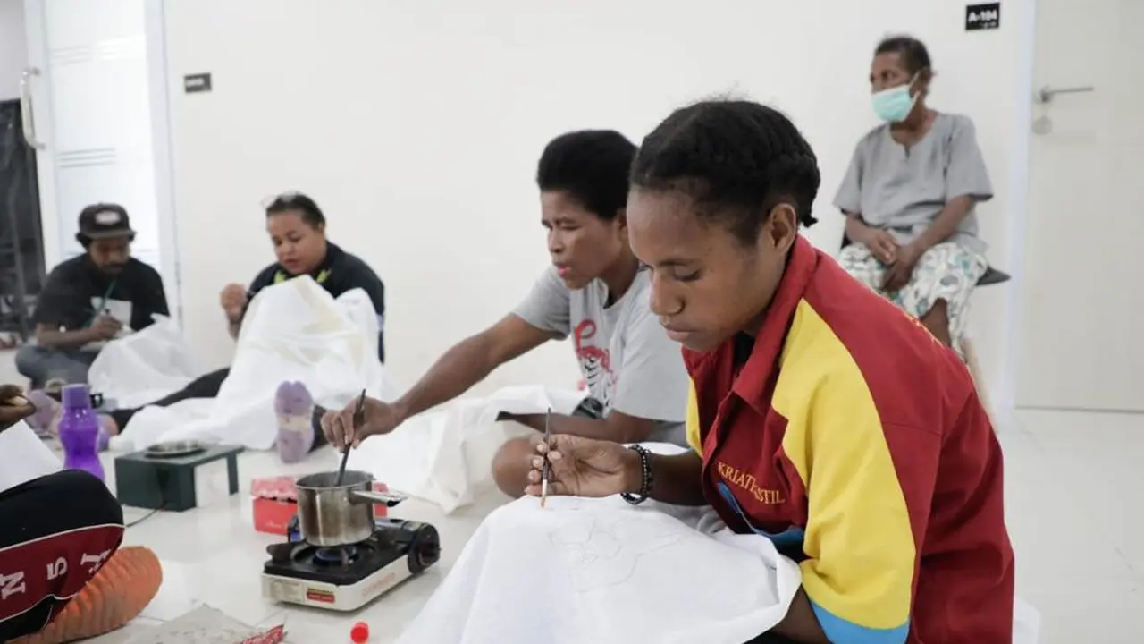 Komunitas Papua Muda Inspiratif (PMI) menggelar pelatihan membatik di gedung Papua Youth Creative Hub (PYCH) di Kota Jayapura, Papua pada Kamis 9 Maret 2023 (Istimewa)