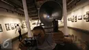 Sebuah patung wartawan ikut dipajang di pameran bertajuk Arkamaya di Galeri Foto Jurnalistik Antara, Jakarta, Selasa (5/4). Pameran tersebut menampilkan karya jurnalistik dari 26 fotografer peserta workshop. (Liputan6.com/Immanuel Antonius)
