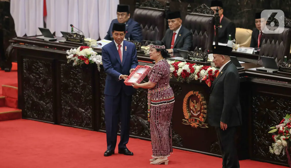 Presiden Joko Widodo menerima Dokumen dari Ketua DPR, Puan Maharani pada rapat Paripurna DPR pembukaan masa persidangan I DPR tahun sidang 2023-2024 di Gedung Nusantara, Kompleks Parlemen, Senayan, Jakarta, Rabu (16/8/2023). (Liputan6.com/Faizal Fanani)