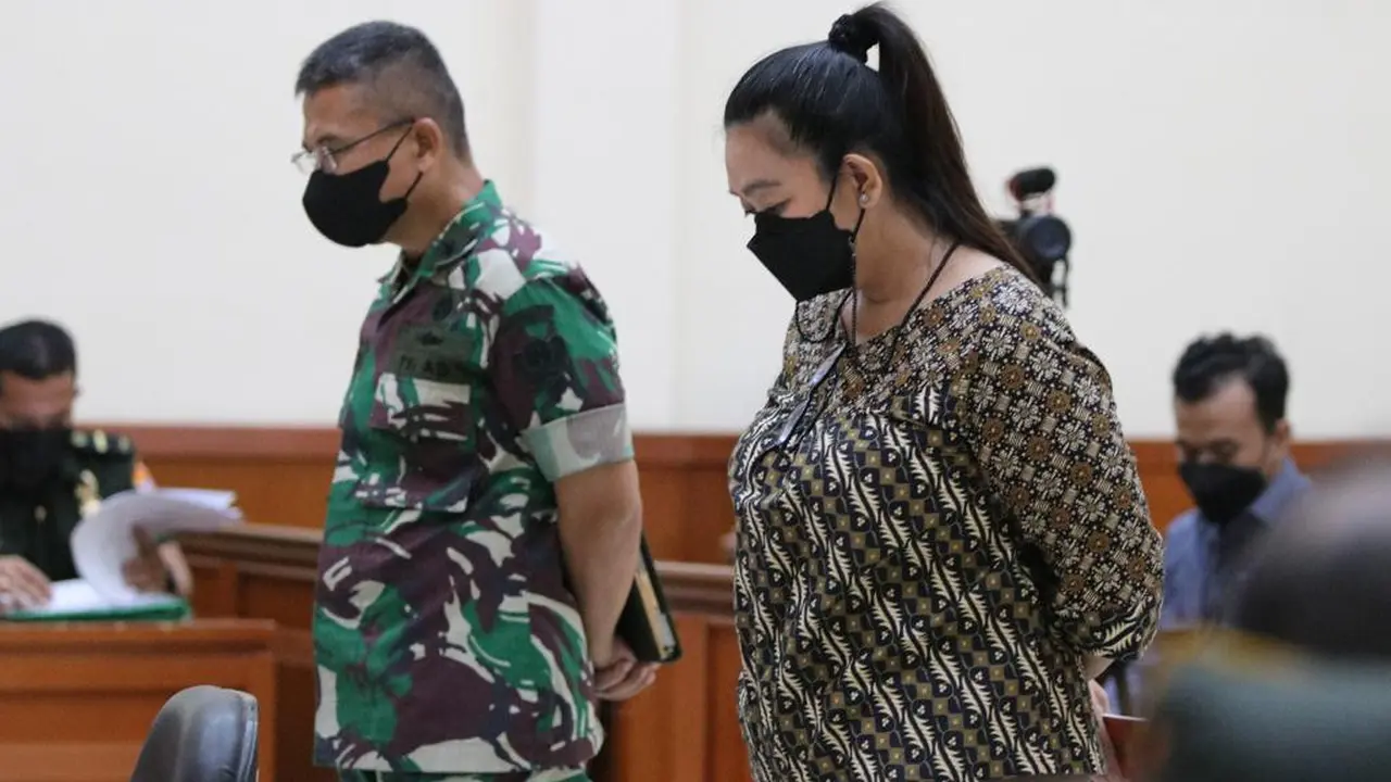 Terdakwa kasus dugaan korupsi dana Tabungan Wajib Perumahan Angkatan Darat (TWP AD), Brigjen TNI Yus Adi Kamrullah dan Ni Putu Purnamasari.