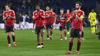 Ekspresi kecewa Bruno Fernandes (kanan) dan sejumlah pemain Manchester United setelah ditahan imbang 1-1 oleh Real Sociedad dalam laga leg 1 babak 16 besar Liga Europa 2024/2025 di Anoeta Stadium, San Sebastian, Spanyol, Jumat (07/03/2025) dini hari WIB. (AP Photo/Miguel Oses)