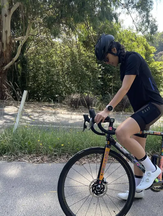 Sigi memiliki gaya yang begitu effortless namun selalu gaya di segala kesempatan.  [Foto: Instagram/ Sigi Wimala]