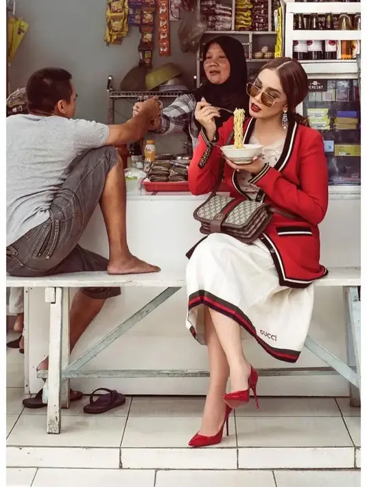 Tas hingga pakaian yang dikenakan serba branded, tapi perempuan lima orang anak itu dengan santai makan mie di warung kopi sederhana pinggir jalan. [Instagram/ussypratama]