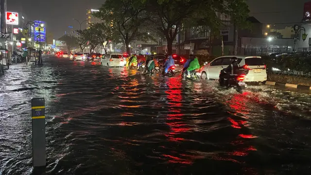 Hujan deras menyebabkan banjir di Jalan Raya Margonda, Depok.
