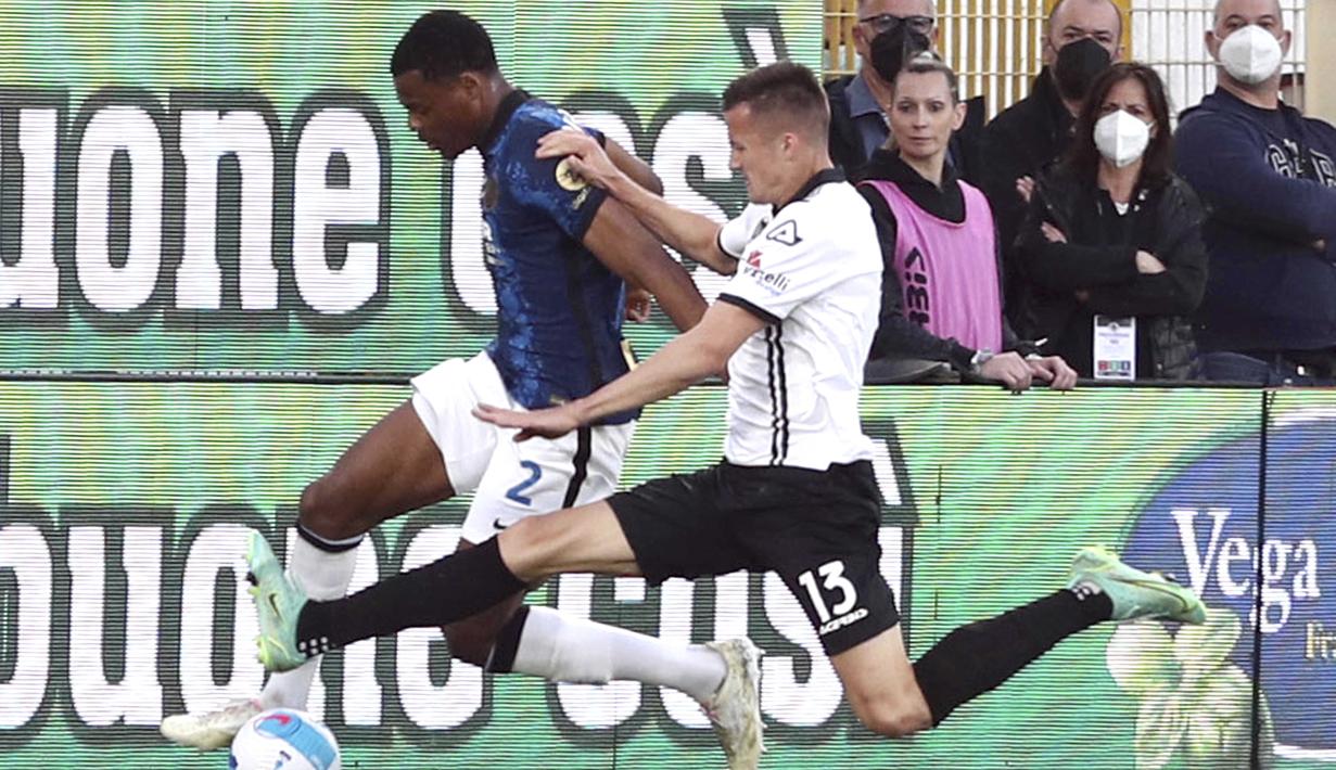 Pemain Spezia Andrea Ranocchia (kanan) dan pemain Inter Milan Denzel Dumfries berebut bola pada pertandingan Serie A di Stadion Alberto Picco, Spezia, Italia, 15 April 2022. Inter Milan menang 3-1. (Tano Pecoraro/LaPresse via AP)