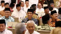 Presiden Jokowi didampingi Ketua MPR Zulkifli Hasan saat menghadiri acara buka puasa bersama Anggota DPD RI di Kediaman Ketua DPD, Kuningan, Jakarta, Selasa (6/6). (Liputan6.com/Angga Yuniar)