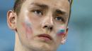 Seorang suporter tampak kecewa usai Rusia kalah dari Kroasia pada laga perempat final Piala Dunia di Stadion Olimpiade Fisht, Sabtu (7/7/2018). Rusia kalah adu penalti dengan skor 3-4 dari Kroasia. (AP/Darko Bandic)