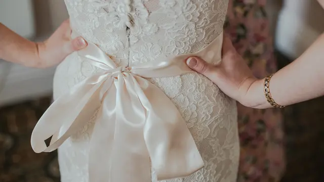 3 Cara Mudah Mengikat Pita Pada Baju